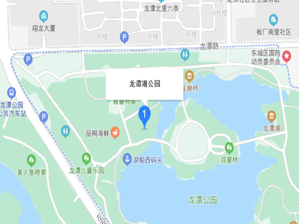 龍?zhí)逗?>龍?zhí)逗挥诒本┦袞|城區(qū)外城東南隅，龍須溝流經(jīng)此地，故命名為“龍?zhí)逗?rdquo;。為古高梁河穿過的地區(qū)，屬海河流域北運河支流通惠河支流護(hù)城河水系。因明圍筑外城墻的窯坑積水形成，中華人民共和國建國后，疏挖成三處湖面，面積44.3萬多平方米，并于1980年代建成大型河湖公園（龍?zhí)逗珗@、北京游樂園、龍?zhí)段骱珗@）。也是南城雨水的調(diào)蓄湖泊</ul></div>
<div   id=